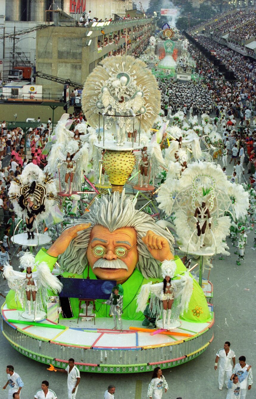 criador-e-criaturas:-renato-lage-e-homenageado-por-carnavalescos,-que-se-fantasiam-inspirados-em-seus-carnavais