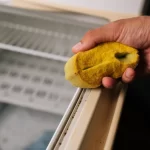 como-limpar-a-borracha-da-geladeira-e-evitar-mofo;-veja-as-dicas