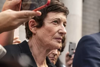 cumplice-de-epstein-se-recusa-a-responder-perguntas-em-depoimento