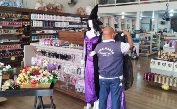 metrologia-fiscaliza-comercio-e-orienta-consumidores-sobre-a-compra-de-produtos-carnavalescos