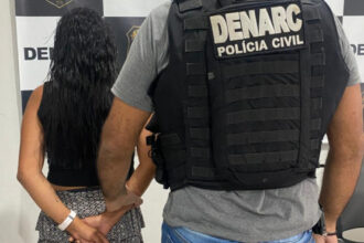 mulher-flagrada-vendendo-drogas-em-plena-luz-do-dia-em-araguaina-e-presa-pela-policia-civil