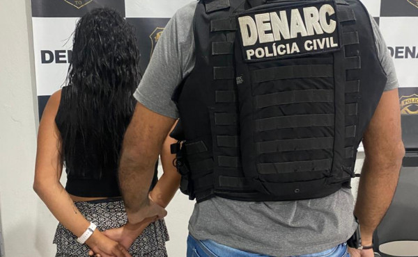 mulher-flagrada-vendendo-drogas-em-plena-luz-do-dia-em-araguaina-e-presa-pela-policia-civil