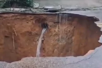 cratera-se-abre-em-rua-e-156-ficam-desalojados-em-sao-jose-dos-campos-(sp)