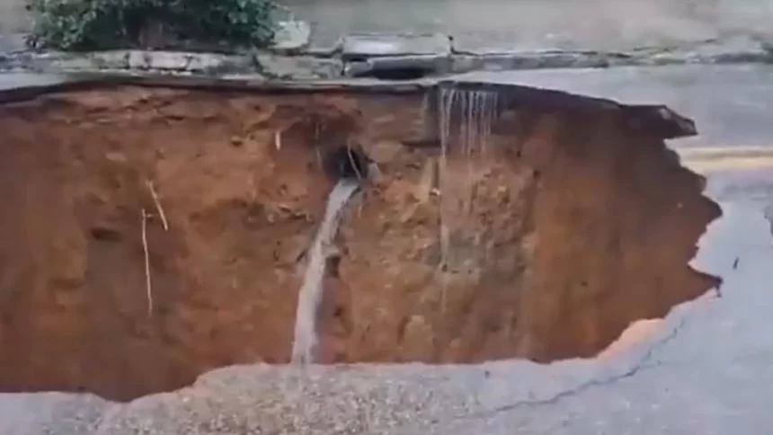 cratera-se-abre-em-rua-e-156-ficam-desalojados-em-sao-jose-dos-campos-(sp)