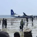 aviao-com-55-pessoas-faz-pouso-de-emergencia-e-vai-parar-no-mar;-veja