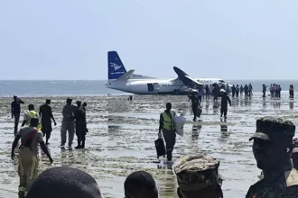 aviao-com-55-pessoas-faz-pouso-de-emergencia-e-vai-parar-no-mar;-veja