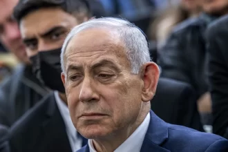 netanyahu-chega-a-washington-e-discute-ira-com-enviados-dos-eua