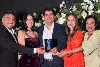 comite-estadual-de-prevencao-do-obito-materno,-fetal-e-infantil-recebe-medalha-de-honra-ao-merito-valeria-paranagua-do-cosems