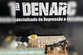 mae-e-filho-sao-presos-por-suspeita-de-trafico-de-drogas-em-lanchonete-da-familia,-diz-policia