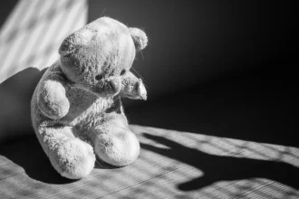 mulher-abusava-sexualmente-e-drogava-a-propria-irma-de-13-anos