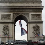 homem-e-morto-pela-policia-ao-tentar-esfaquear-musico-no-arco-do-triunfo