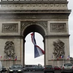 homem-e-morto-pela-policia-ao-tentar-esfaquear-musico-no-arco-do-triunfo