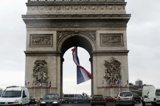 homem-e-morto-pela-policia-ao-tentar-esfaquear-musico-no-arco-do-triunfo