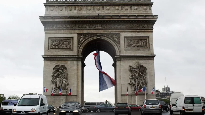 homem-e-morto-pela-policia-ao-tentar-esfaquear-musico-no-arco-do-triunfo