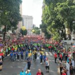 bola-preta-da-largada-ao-carnaval-2026-e-lota-o-centro-com-folioes-que-mantem-a-tradicao-da-mesma-fantasia-ha-decadas