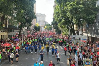 bola-preta-da-largada-ao-carnaval-2026-e-lota-o-centro-com-folioes-que-mantem-a-tradicao-da-mesma-fantasia-ha-decadas