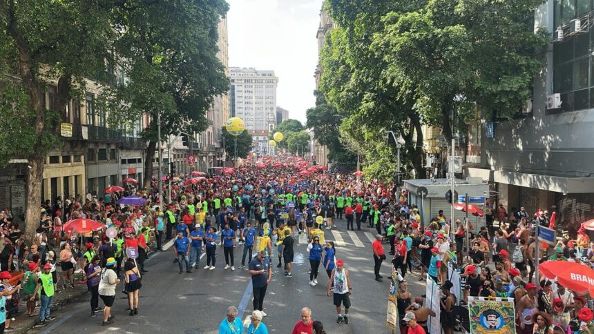 bola-preta-da-largada-ao-carnaval-2026-e-lota-o-centro-com-folioes-que-mantem-a-tradicao-da-mesma-fantasia-ha-decadas