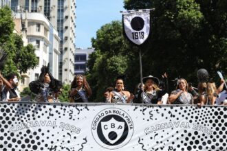 cordao-do-bola-preta-celebra-tradicao-de-107-carnavais-no-rio