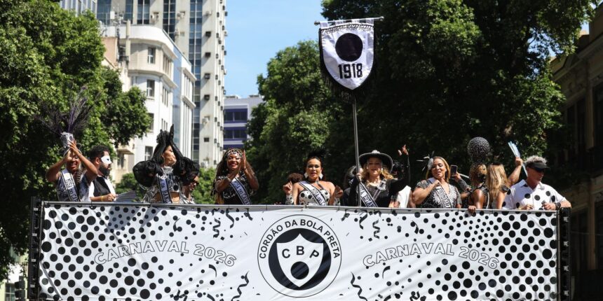 cordao-do-bola-preta-celebra-tradicao-de-107-carnavais-no-rio