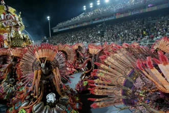 rosas-de-ouro-e-dragoes-da-real-encantam-em-noite-marcada-por-atraso-nos-desfiles-em-sp