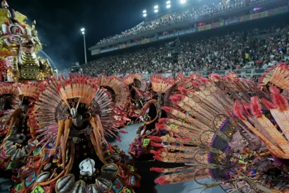 rosas-de-ouro-e-dragoes-da-real-encantam-em-noite-marcada-por-atraso-nos-desfiles-em-sp