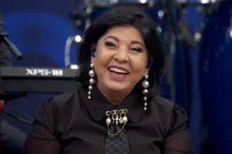 roberta-miranda-emociona-vendedora-ambulante-apos-pagar-r$-800-por-pipoca