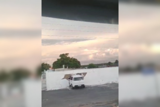 carro-passa-direto-em-curva-e-fica-atravessado-em-muro-de-cemiterio-no-tocantins