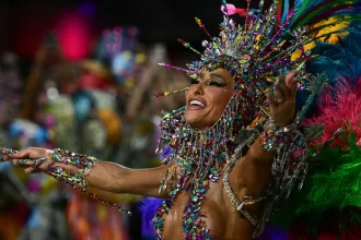 estreia-tumultuada-de-virginia-e-sambas-fortes-marcam-ultima-noite-de-desfiles