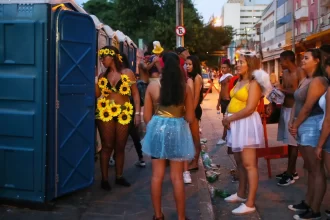 carnaval:-segurar-xixi-pode-prejudicar-saude