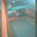 carro-derrapa,-bate-em-placa-de-transito-e-‘estaciona’-sobre-duas-rodas;