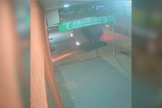 carro-derrapa,-bate-em-placa-de-transito-e-‘estaciona’-sobre-duas-rodas;