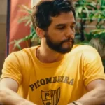 camisas-amarelas-da-pitombeira,-vistas-em-‘o-agente-secreto’,-tomam-ruas-de-pe