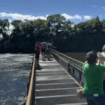 homem-ergue-bebe-sobre-abismo-nas-cataratas-do-iguacu-e-revolta-web