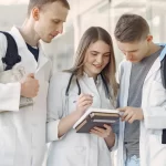 alunos-de-cursos-de-medicina-privados-vao-pior-que-os-da-rede-publica-em-94%-das-questoes-do-enamed