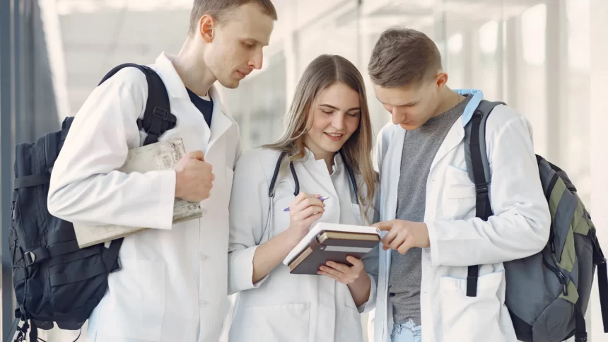 alunos-de-cursos-de-medicina-privados-vao-pior-que-os-da-rede-publica-em-94%-das-questoes-do-enamed