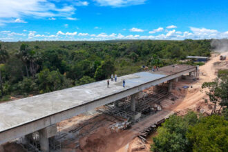 governo-do-tocantins-avanca-nas-obras-da-ponte-caracol,-no-jalapao,-com-75%-de-execucao-e-entrega-prevista-para-abril