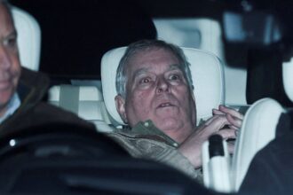 policia-segue-com-buscas-em-mansao,-apos-libertar-ex-principe-andrew