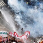 argentina:-reforma-de-milei-permite-jornada-de-12-horas-e-limita-greve