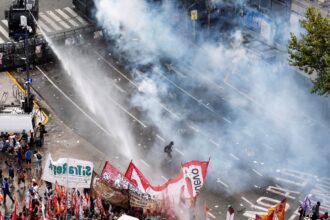 argentina:-reforma-de-milei-permite-jornada-de-12-horas-e-limita-greve
