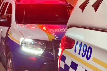 jovem-e-encontrado-morto-com-marca-de-tiro-na-cabeca-em-terreno-baldio,-diz-pm