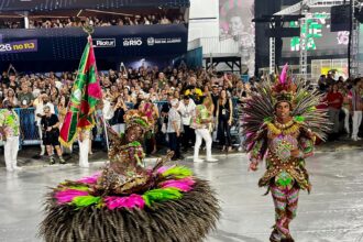 chuva-alaga-entorno-do-sambodromo-e-marca-inicio-do-desfile-das-campeas-no-rio