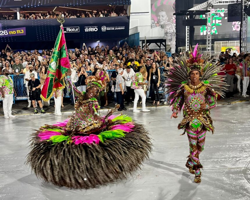chuva-alaga-entorno-do-sambodromo-e-marca-inicio-do-desfile-das-campeas-no-rio