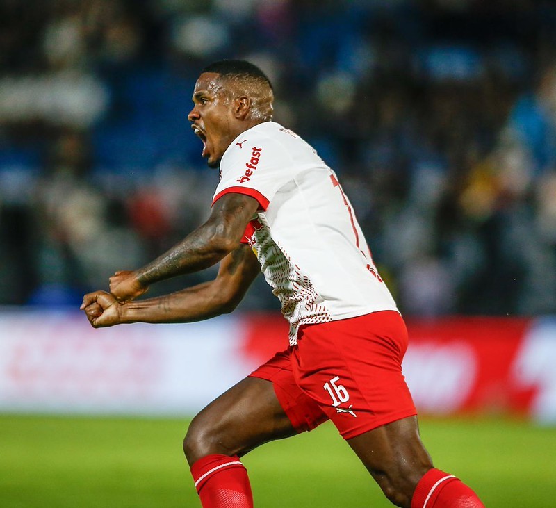 gustavo-marques,-do-bragantino,-leva-bronca-da-mae-e-da-esposa-apos-declaracao-machista-em-jogo-do-campeonato-paulista