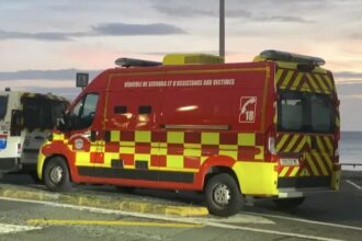 medico-ignora-proibicao,-entra-no-mar-e-acaba-morto-por-tubarao