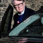 ex-embaixador-britanico-e-preso-apos-revelacoes-relacionadas-a-epstein