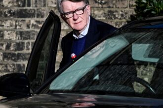 ex-embaixador-britanico-e-preso-apos-revelacoes-relacionadas-a-epstein