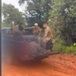 mostra-policiais-carregando-corpos-de-suspeitos-mortos-em-confronto-apos-operacao-no-tocantins