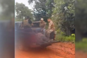 mostra-policiais-carregando-corpos-de-suspeitos-mortos-em-confronto-apos-operacao-no-tocantins