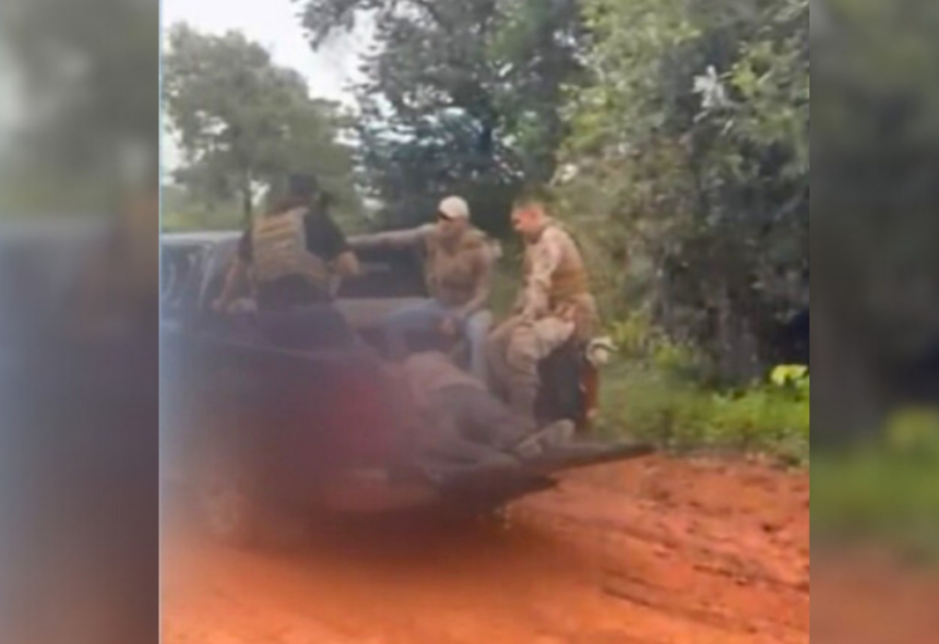 mostra-policiais-carregando-corpos-de-suspeitos-mortos-em-confronto-apos-operacao-no-tocantins