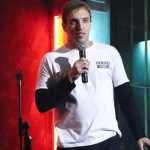 leo-lins-e-absolvido-de-condenacao-de-oito-anos-de-prisao-e-celebra-nas-redes-sociais